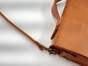 'The Lifestyle' Leather Bag - detatchable strap detail